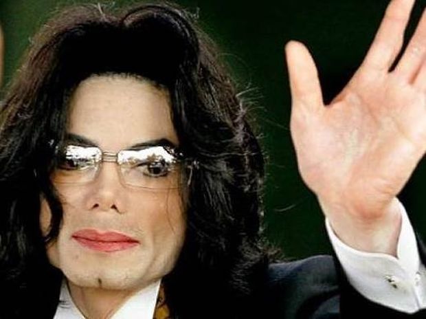 Ο Michael Jackson παρακολούθησε την κηδεία του ντυμένος γυναίκα (;) (video)