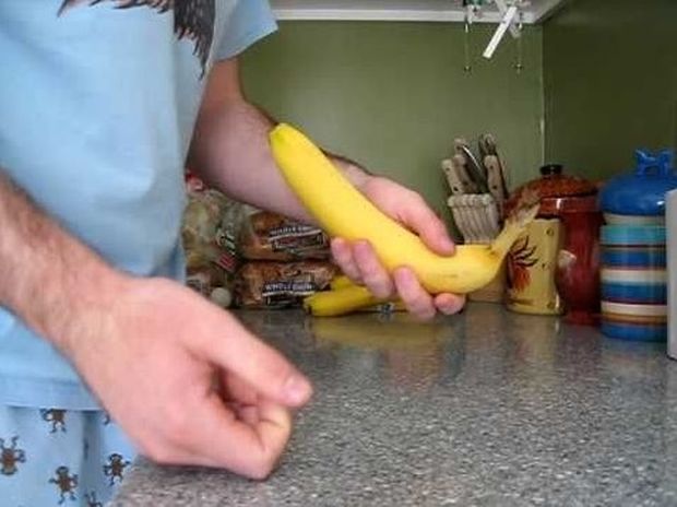 Μην παιδεύεστε! Δείτε πως να ξεφλουδίσετε μία μπανάνα γρήγορα και χωρίς κόπο !