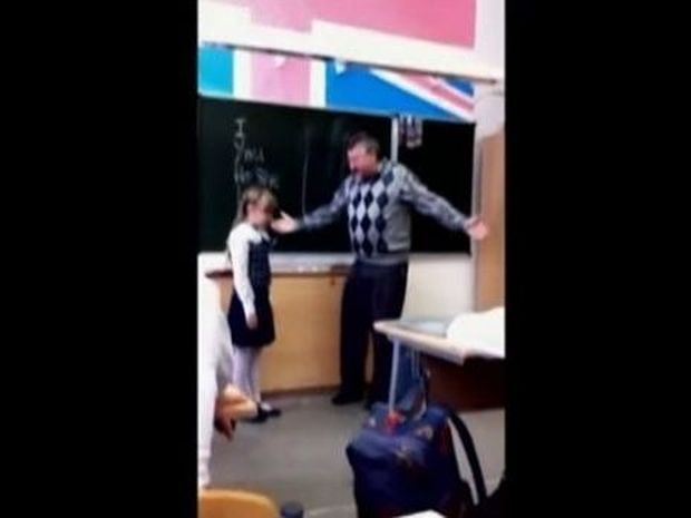 Απίστευτο: Δείτε πώς αντέδρασε μία μαθήτρια μετά από προσβολές και χειρονομίες του δασκάλου της (βίντεο)