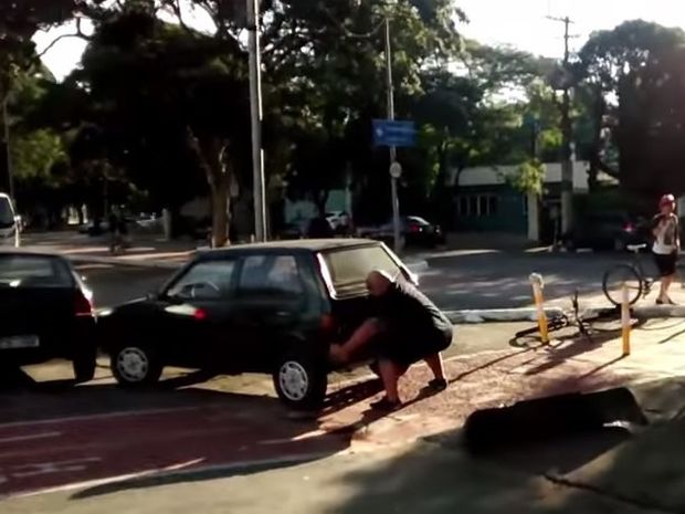 Δείτε τι έκανε αυτός ο εξοργισμένος ποδηλάτης στο αμάξι που του έκλεινε το δρόμο! (βίντεο)