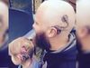 Ο τρυφερός μπαμπάς με το τατουάζ – Η φωτογραφία που έγινε viral
