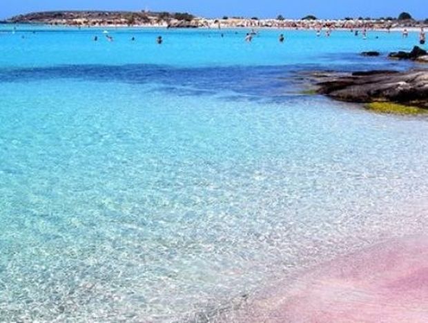 Οι 2 παραλίες της Ελλάδας με τη ροζ άμμο -Πώς η αμμουδιά πήρε αυτό το χρώμα [εικόνες]