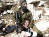 Ισραηλινός στρατιώτης στοχεύει με όπλο παιδί - Δείτε την αντίδραση των Παλαιστίνιων μανάδων (video)  