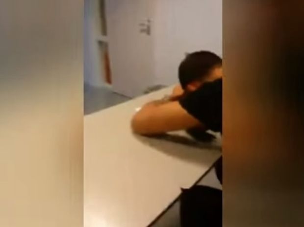 Καθηγητής ξυπνάει υπναρά μαθητή με πυροσβεστήρα! (video)