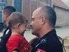 Η αγκαλιά Σέρβου αστυνομικού σε μικρό Σύριο πρόσφυγα που προκαλεί ρίγη