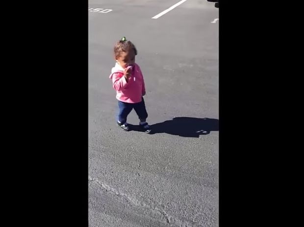 Απίθανο! Δείτε την αντίδραση της μικρούλας που αντιλαμβάνεται για πρώτη φορά τη σκιά της! (video)