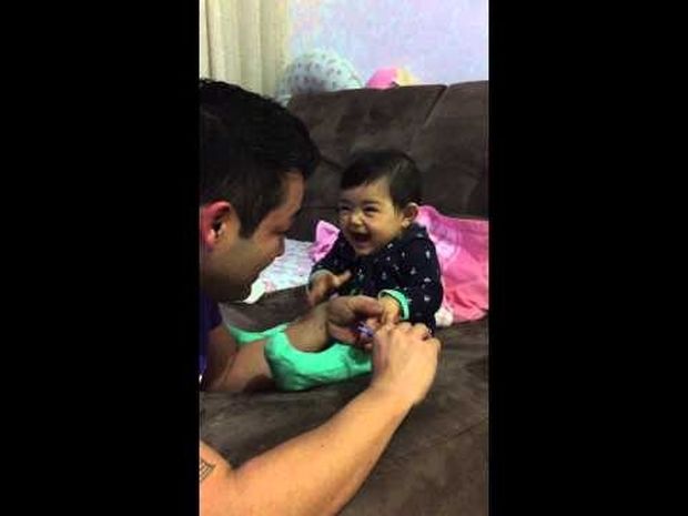 Απίθανο! Αυτή η μικρούλα τρολάρει τον μπαμπά της ενώ της κόβει τα νύχια και ξεκαρδίζεται! (video)