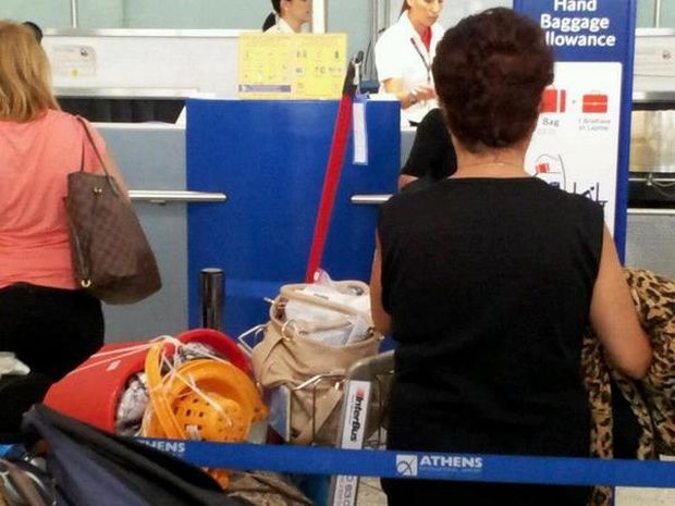 Η ελληνίδα μάνα ξαναχτυπά! Η φωτογραφία στο αεροδρόμιο που κάνει το γύρο του διαδικτύου! (photo)