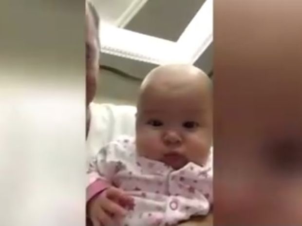 Απίθανο! Δείτε τη μικρούλα που σκάει στα γέλια όταν αντικρύζει το είδωλο της πρώτη φορά! (video)