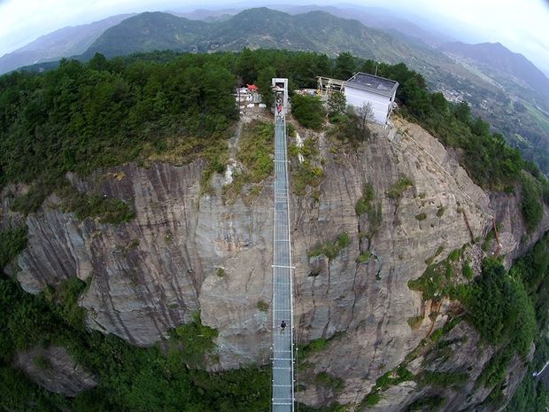 Δείτε την εντυπωσιακή γυάλινη γέφυρα στην Κίνα που κόβει την ανάσα! (photos)