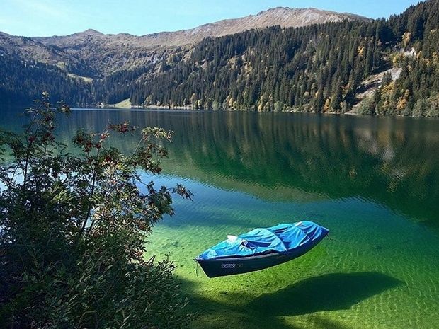 Δείτε τη λίμνη με τα κρυστάλλινα νερά και ορατότητα έως και 80 μέτρα βάθος! (photos)