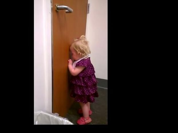 Αυτή η μικρούλα μαθαίνει ότι θα αποκτήσει αδελφή! Δε φαντάζεστε την αντίδραση της! (video)