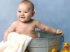 Μωρό κάνει μπάνιο σε κουβά και το απολαμβάνει (βίντεο)