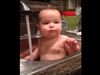 Θα δακρύσετε από τα γέλια: Δείτε τι απίστευτο κάνει αυτό το μωρό ενώ κάνει το μπάνιο του! (video)