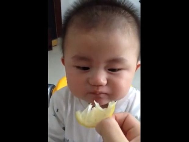 Η αντίδραση του μικρούλη που δοκιμάζει λεμόνι πρώτη φορά είναι ό,τι πιο γλυκό θα δείτε σήμερα! (video)