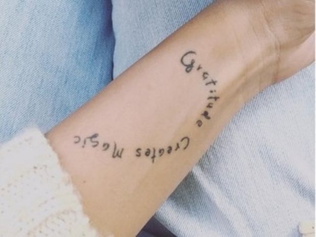 Αυτό είναι το μήνυμα που κρύβει το νέο τατουάζ της Μαίρης Συνατσάκη