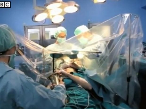 Οι γιατροί τον χειρουργούσαν στο κεφάλι κι αυτός έπαιζε σαξόφωνο! (βίντεο)