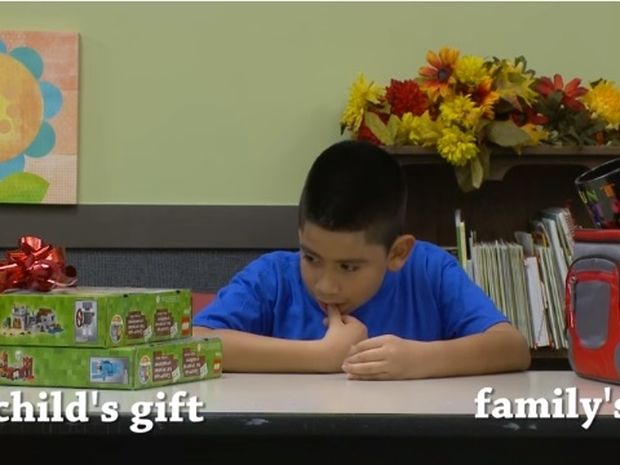 Συγκινητικό! Αυτά τα παιδιά επιλέγουν ανάμεσα σε ένα δώρο για τα ίδια ή τους γονείς τους! (video)