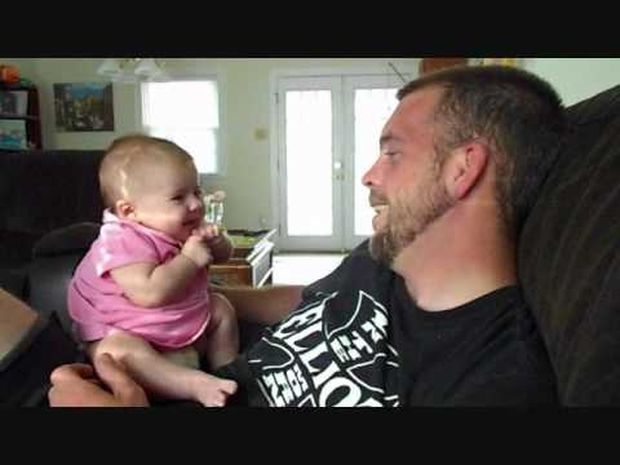 Υπέροχο! Δείτε το 2 μηνών κοριτσάκι που λέει «σ’ αγαπώ» στον μπαμπά του! (video)