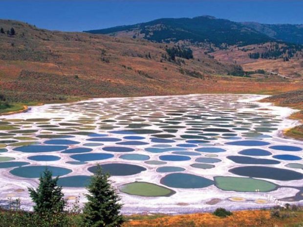 Αυτή η λίμνη με τις χρωματιστές κηλίδες είναι μια από τις εντυπωσιακότερες στον κόσμο! (photos+video)