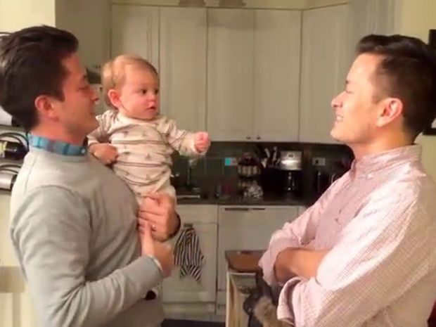 Δείτε την ξεκαρδιστική αντίδραση του μικρούλη όταν βλέπει το δίδυμο αδερφό του μπαμπά του! (video)