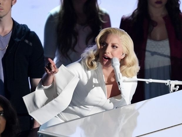 Oscars 2016: Συγκλόνισε η Lady Gaga! Στη σκηνή με θύματα σεξουαλικής επίθεσης!