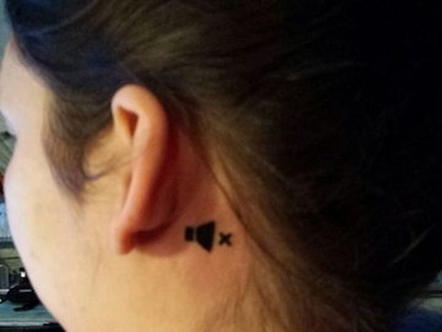 Η κοπέλα βρήκε το ιδανικό τατουάζ για να θυμίζει στον κόσμο ότι είναι κωφή από το ένα αυτί! (photo)