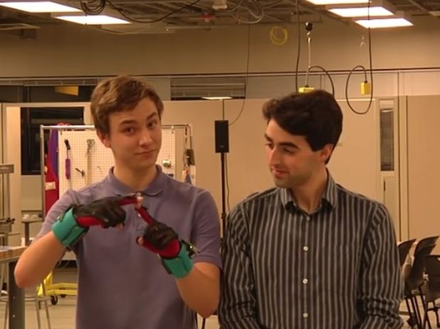 Καταπληκτικό! Δείτε τα γάντια που μεταφράζουν από τη νοηματική γλώσσα! (video)