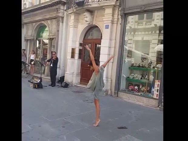 Χορεύτρια συνοδεύει έναν πλανόδιο μουσικό! Το αποτέλεσμα θα σας μαγέψει! (video)