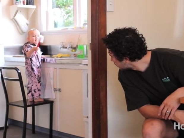 Ξεκαρδιστικό! Πώς να μάθετε σε ένα μωρό να καθαρίζει το σπίτι! (video)