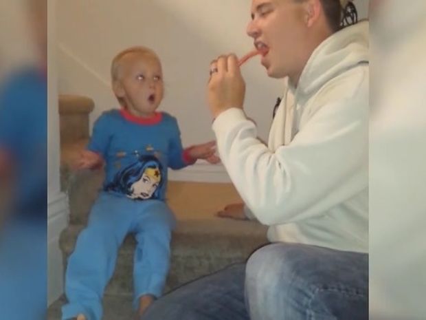 Δείτε την ξεκαρδιστική αντίδραση της μικρούλας στη φάρσα του μπαμπά της! (video)