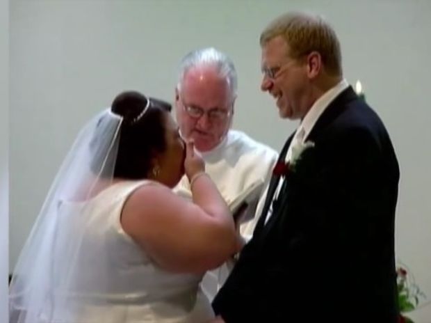 Ο γάμος της χρονιάς! Δείτε τη νύφη που την πιάνει νευρικό γέλιο! (video)