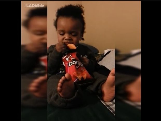 Το κοριτσάκι που αποκοιμιέται τρώγοντας γαριδάκια είναι ό,τι πιο γλυκό θα δείτε σήμερα! (video)