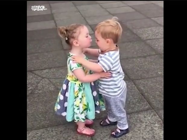 Τα πιτσιρίκια δίνουν το πρώτο τους φιλί που θα τους μείνει αξέχαστο! (video)