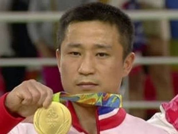 Αυτός είναι ο πιο θλιμμένος χρυσός Ολυμπιονίκης και δεν φαντάζεστε γιατί! (video)  