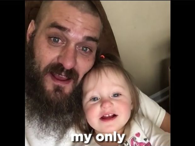 Ο μπαμπάς που τραγουδάει με την κόρη του είναι ό,τι πιο γλυκό θα δείτε σήμερα! (video)