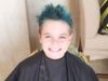 Διάσημη τραγουδίστρια επέτρεψε στον γιο της να βάψει τα μαλλιά του... μπλε!
