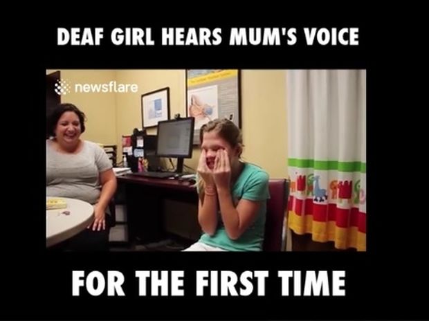 Το κορίτσι ακούει τη φωνή της μαμάς του για πρώτη φορά! (video)