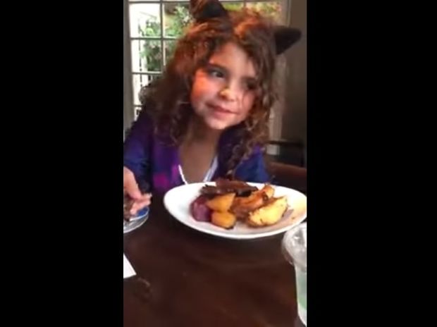 Η μικρούλα αρνείται να φάει και δίνει το φαγητό της σε έναν άστεγο άντρα! (video)