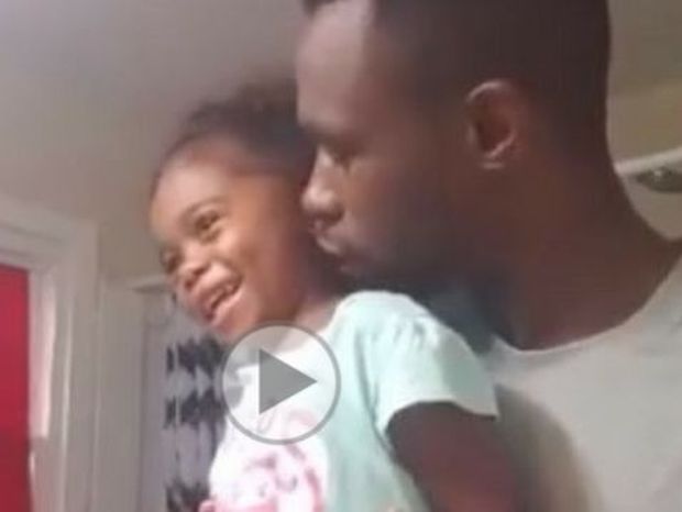 Το βίντεο που κάνει το γύρο του διαδικτύου: Ένας μπαμπάς μαθαίνει στην κόρη του πως να έχει αυτοπεποίθηση