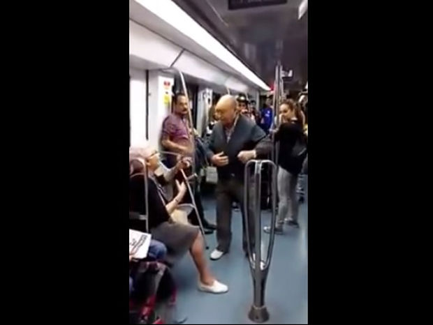 Δυο ηλικιωμένοι ξεσήκωσαν τον κόσμο του μετρό με τον χορό τους! (video)