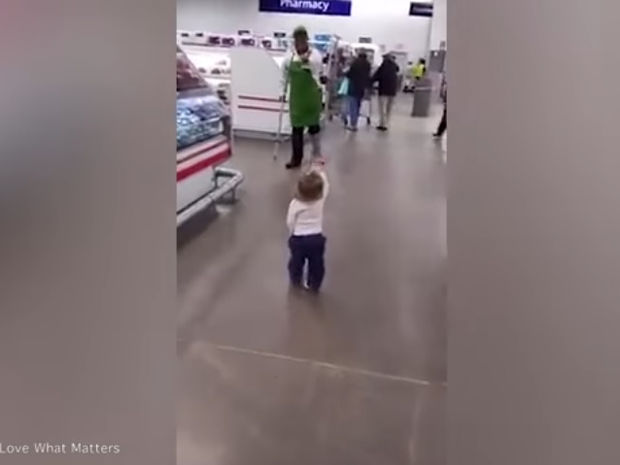 Το κοριτσάκι χαιρετάει και αγκαλιάζει τους πάντες στο σούπερ μάρκετ! (video)