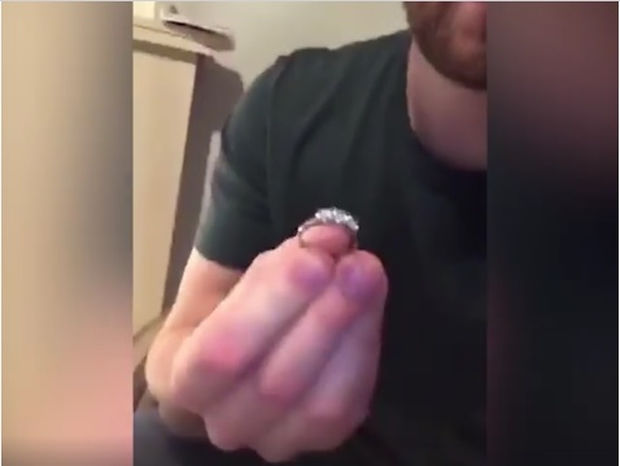 Ο μπόμπιρας έκλεψε το διαμαντένιο δαχτυλίδι της μαμάς του για να κάνει πρόταση γάμου! (video)