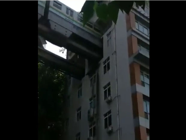 Εντυπωσιακό! Το τρένο περνάει μέσα από το ψηλό κτίριο! (video)