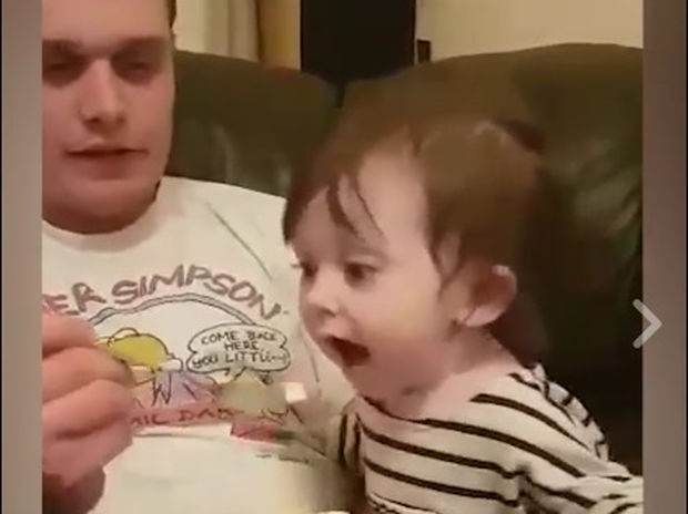 Το μωράκι θέλει πολύ να φάει παγωτό! (video)