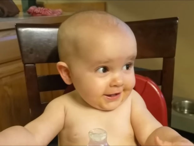 Σατανικό! Τέτοιο γέλιο μωρού δεν έχετε ξανακούσει! (video)