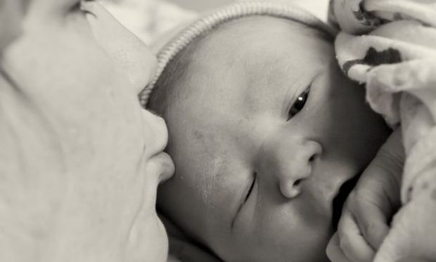 Οι 10 φωτογραφίες θα θέλετε να έχετε από τη γέννηση του μωρού σας