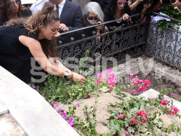 Κηδεία Λάσκαρη: Τα σπαρακτικά λόγια της Ζένιας στο τελευταίο «αντίο» της γιαγιάς της