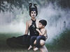 Φωτογραφήθηκε ως Maleficent θηλάζοντας το γιο της και οι φώτο της έγιναν viral (pics)