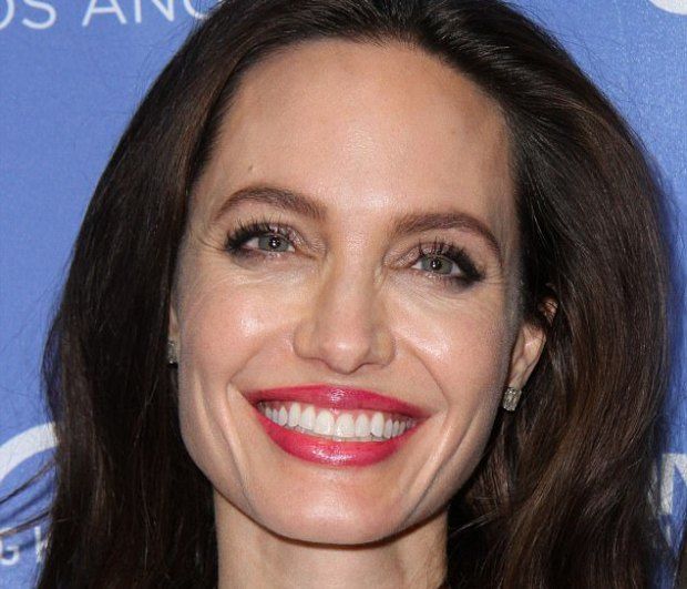 Η Angelina Jolie σε μία εμφάνιση που θα έπρεπε να έχει κάνει εδώ και χρόνια 